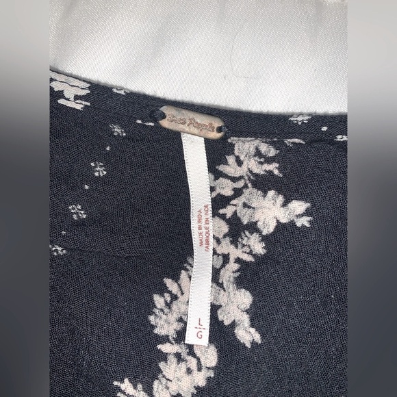 Free People ruffled long sleeve crop blouse Navy Blue and off white Large - Picture 7 of 11